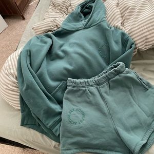 Set active sweatshirt and matching shorts!